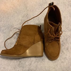 NAUTICA Lace up wedge booties in brown